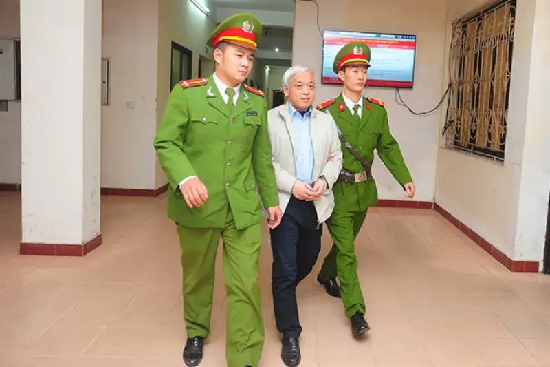 Cú ngã ngựa khi tuổi già làm chấn động dư luận