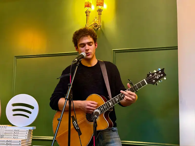 Joshua Bassett là ai